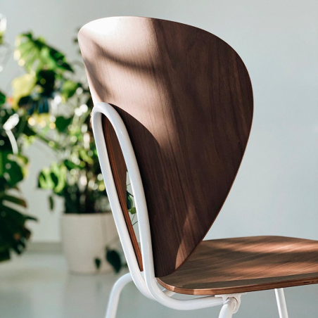 detalle estructura en blanco de la silla globus de stua versión madera roble