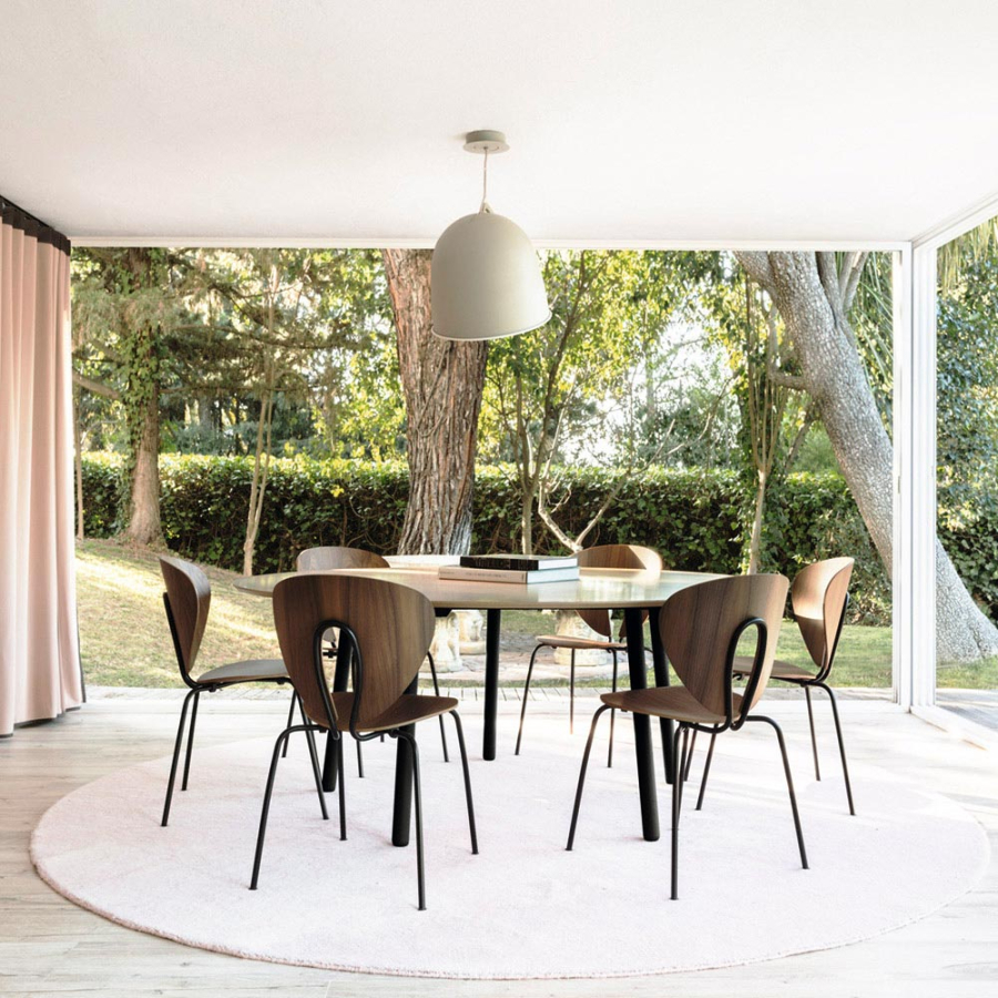 terraza con sillas globus madera nogal con mesa a conjunto