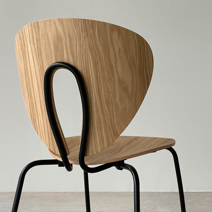 silla globus de Stua en roble con detalle respaldo globo aerostático envolvente