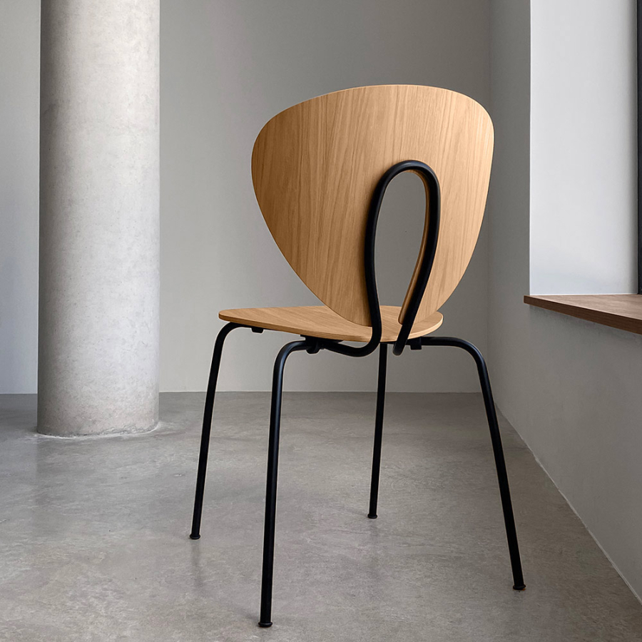 silla globus de Stua en madera roble con estructura color negro vista trasera