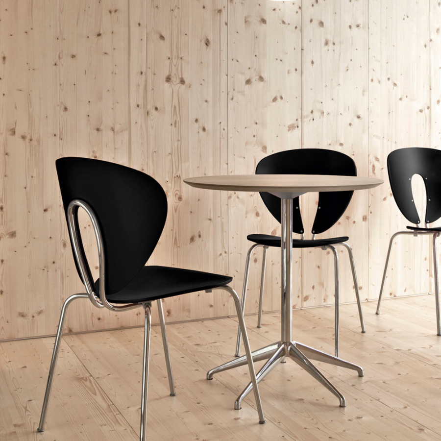 Silla Globus de Stua polipropileno negro y estructura en cromado ambiente cafetería