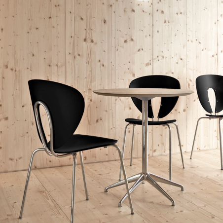 Silla Globus de Stua polipropileno negro y estructura en cromado ambiente cafetería