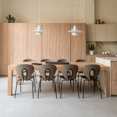 Sillas Globus de Stua en polipropileno visión en ambiente de cocina de diseño contemporáneo