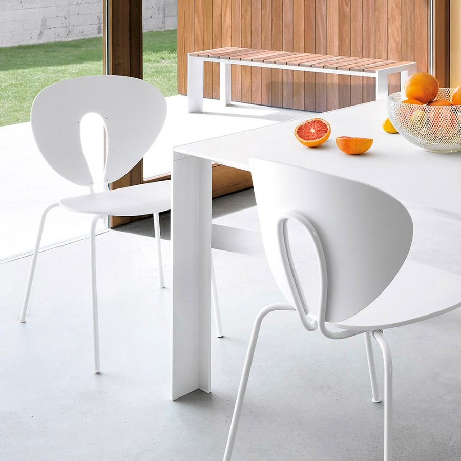 Silla Globus de Stua polipropileno blanco y estructura en blanco ambiente cocina