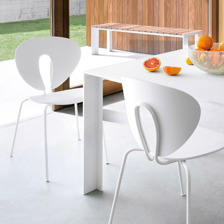 Silla Globus de Stua polipropileno blanco y estructura en blanco ambiente cocina