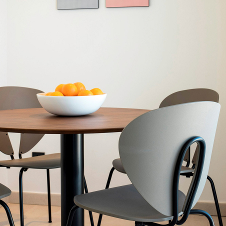 Sillas Globus de Stua en polipropileno visión en ambiente de cocina de diseño con mesa redonda y frutero