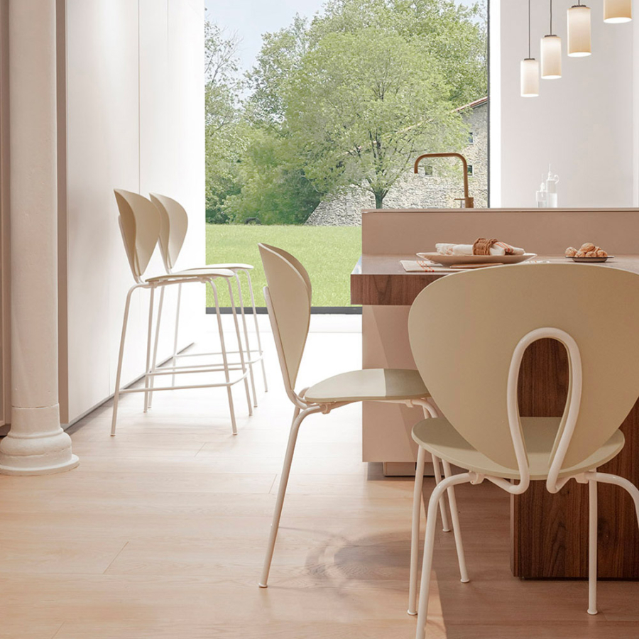 Sillas Globus de Stua en polipropileno piedra y estructura en blanco en ambiente de cocina de diseño colores claros