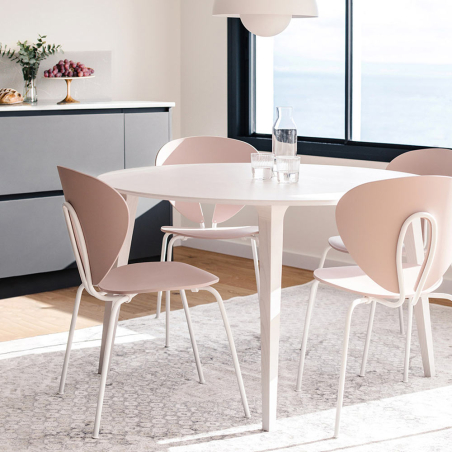 Sillas Globus de Stua en polipropileno rosa y estructura en blanco en ambiente cocina con mesa en blanco