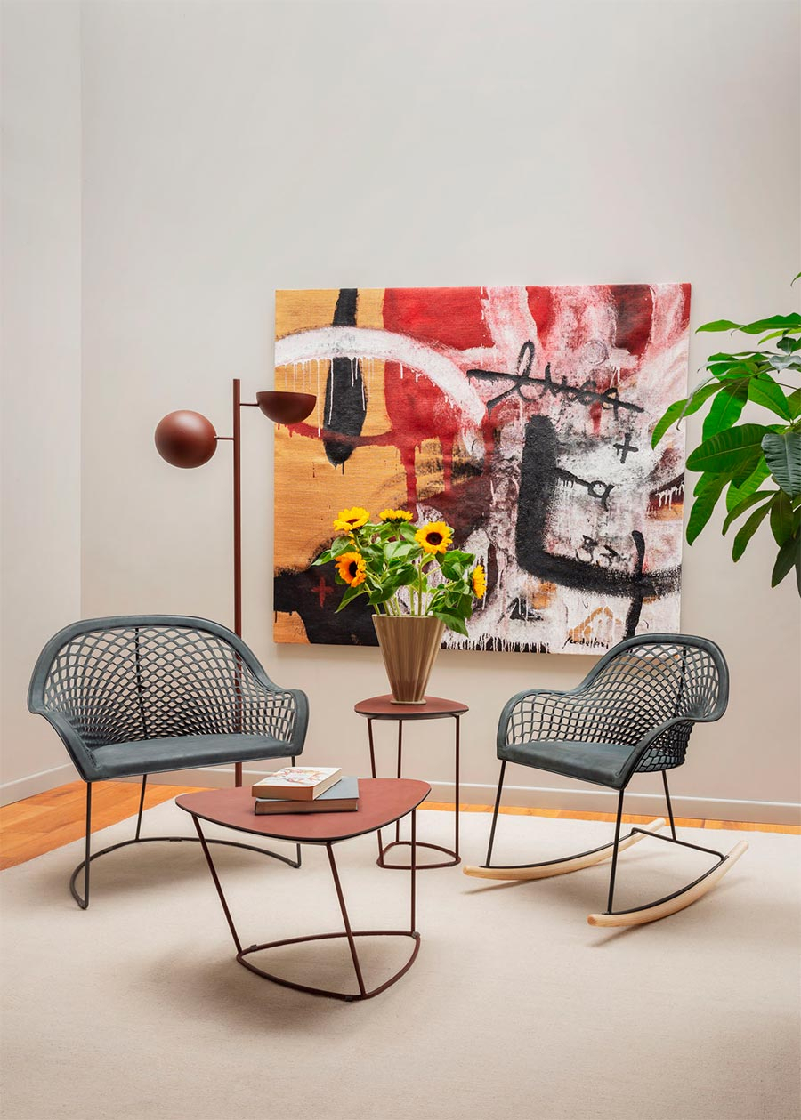 Dos versiones de silla de la colección Guapa de Midj en ambiente lounge