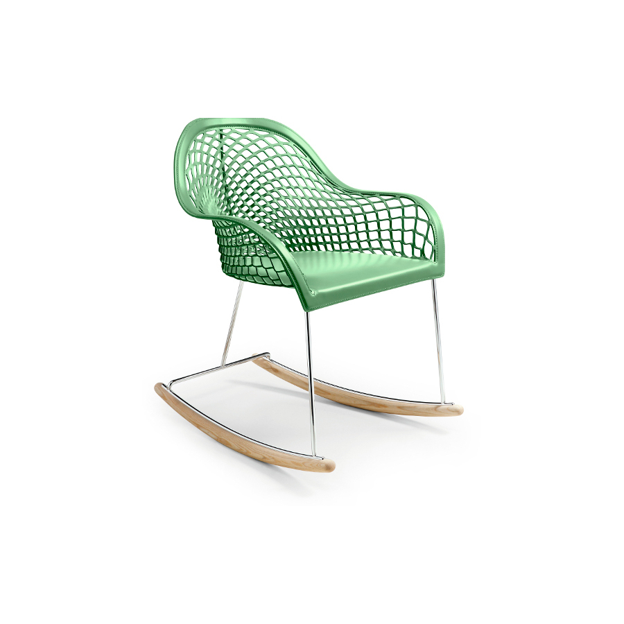 Mecedora Guapa de Midj con asiento en malla de cuero, estructura de metal y trineo de madera