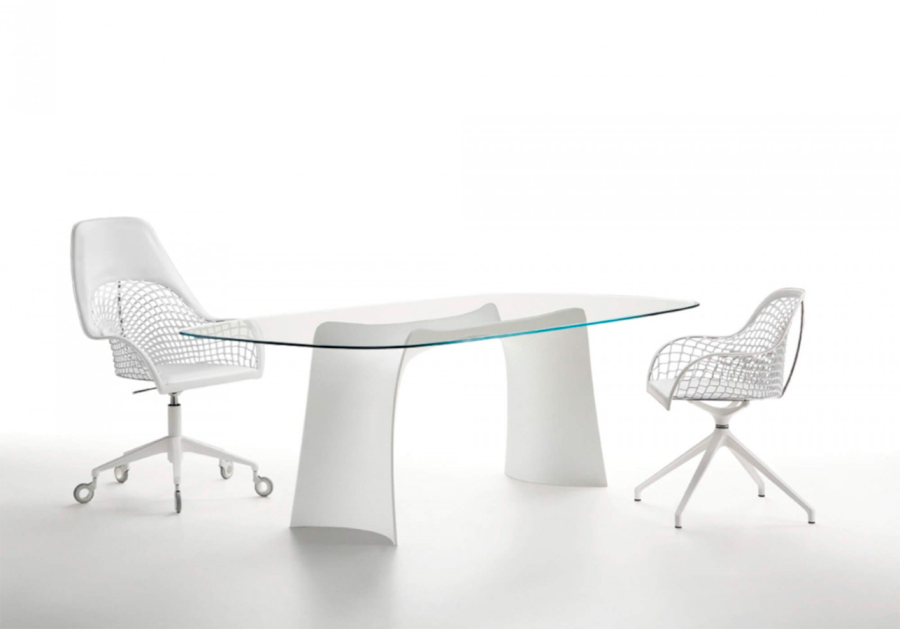 Ambiente de oficina/sala de reuniones con silla guapa giratoria en color blanco