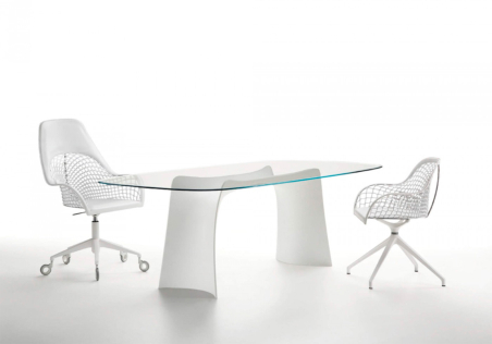 Ambiente de oficina/sala de reuniones con silla guapa giratoria en color blanco