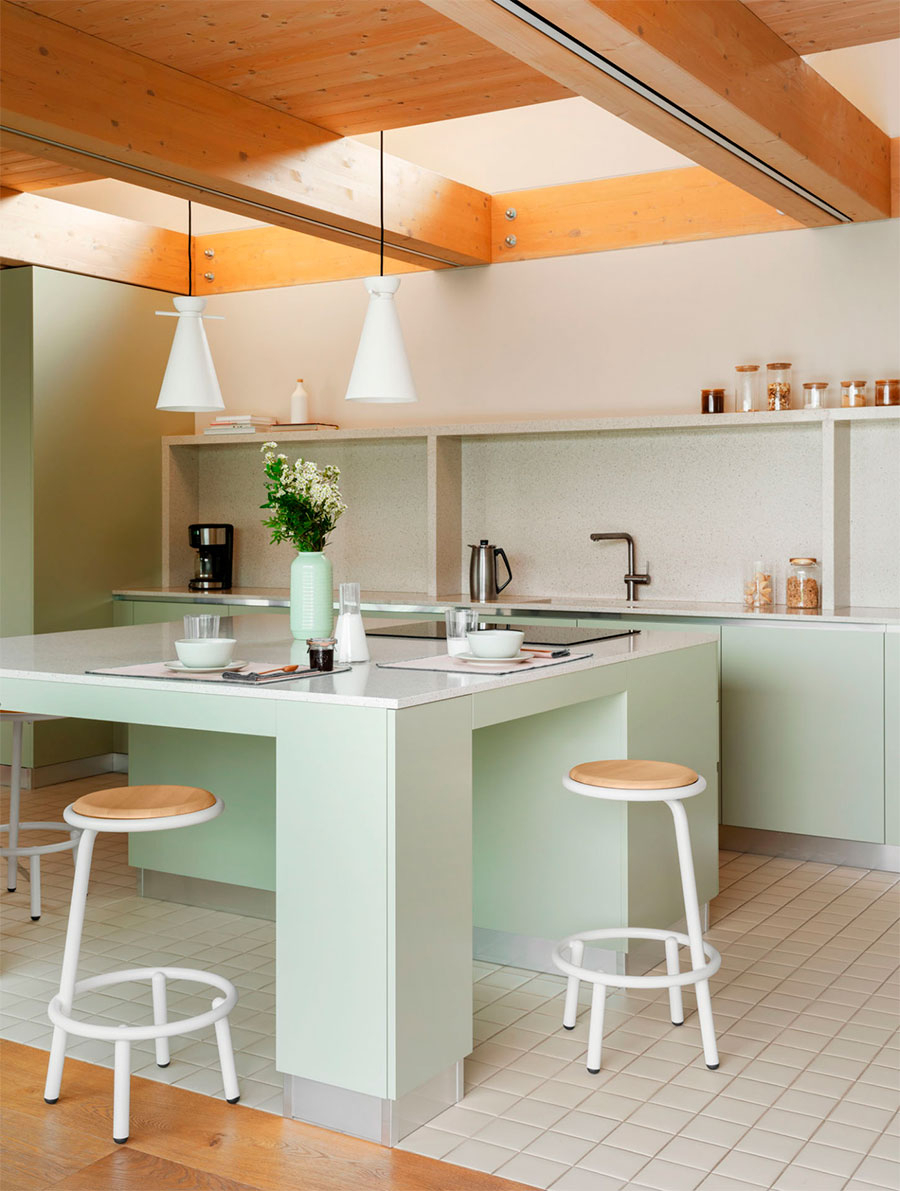 Ambiente de cocina con dos taburetes Less de la firma Midj en color blanco