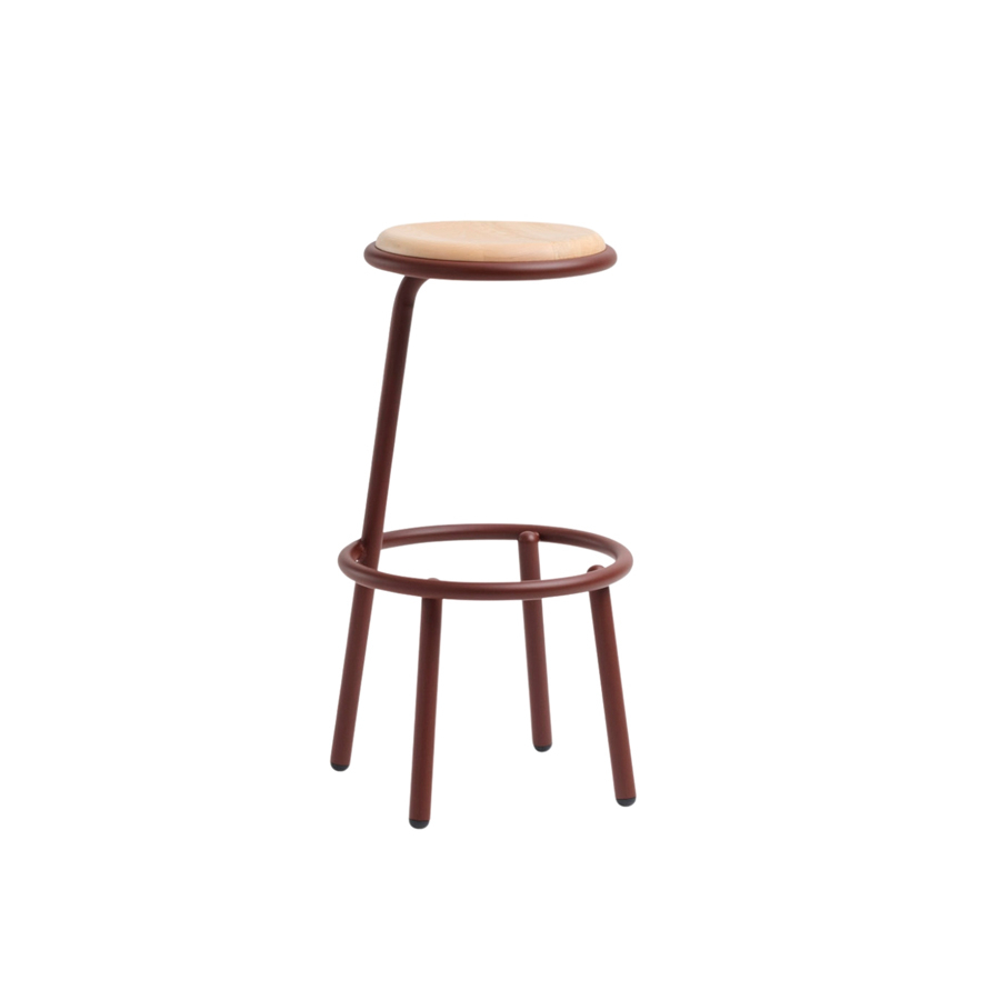 Taburete Less de la firma Midj con base de metal y asiento en madera de fresno