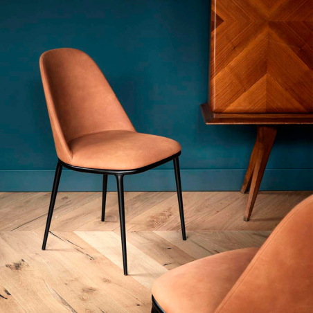 Silla Lea sin brazos con estructura en negro y tapizado en cuero toscano