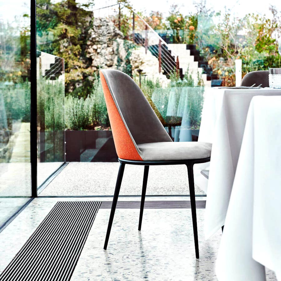 Silla Lea en detalle con estructura en negro y asiento y respaldo tapizado en dos tejidos diferentes