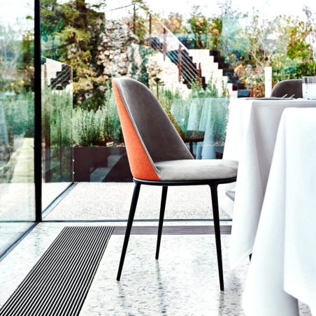 Silla Lea en detalle con estructura en negro y asiento y respaldo tapizado en dos tejidos diferentes