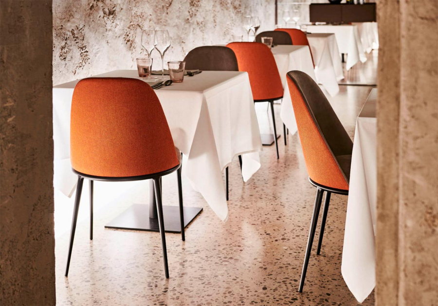 Ambiente comedor de restaurante con sillas Lea de Midj sin brazos