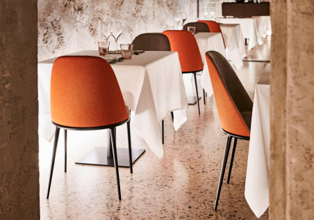 Ambiente comedor de restaurante con sillas Lea de Midj sin brazos