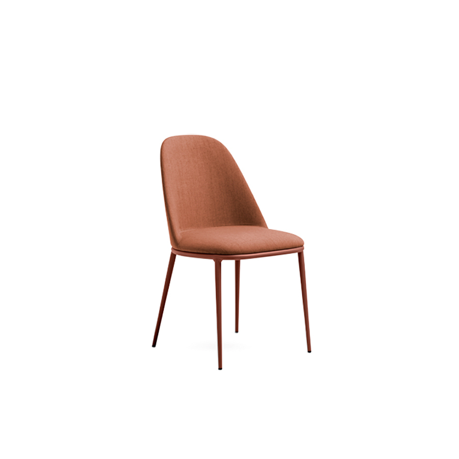 Silla Lea de la firma Midj con estructura en metal y asiento y respaldo tapizado