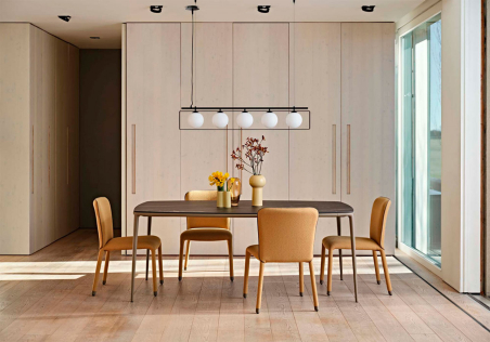 Ambiente de comedor con sillas S1 M en color amarillo mostaza