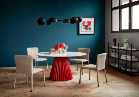 Ambiente con sillas S1 M en color beige y mesa Plissé