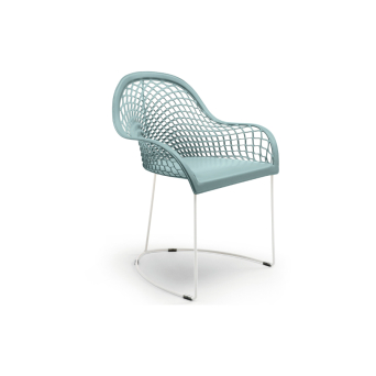 Silla Guapa P de la firma Midj, con base de metal blanco y asiento y respaldo en cuero efecto malla color azul clarito
