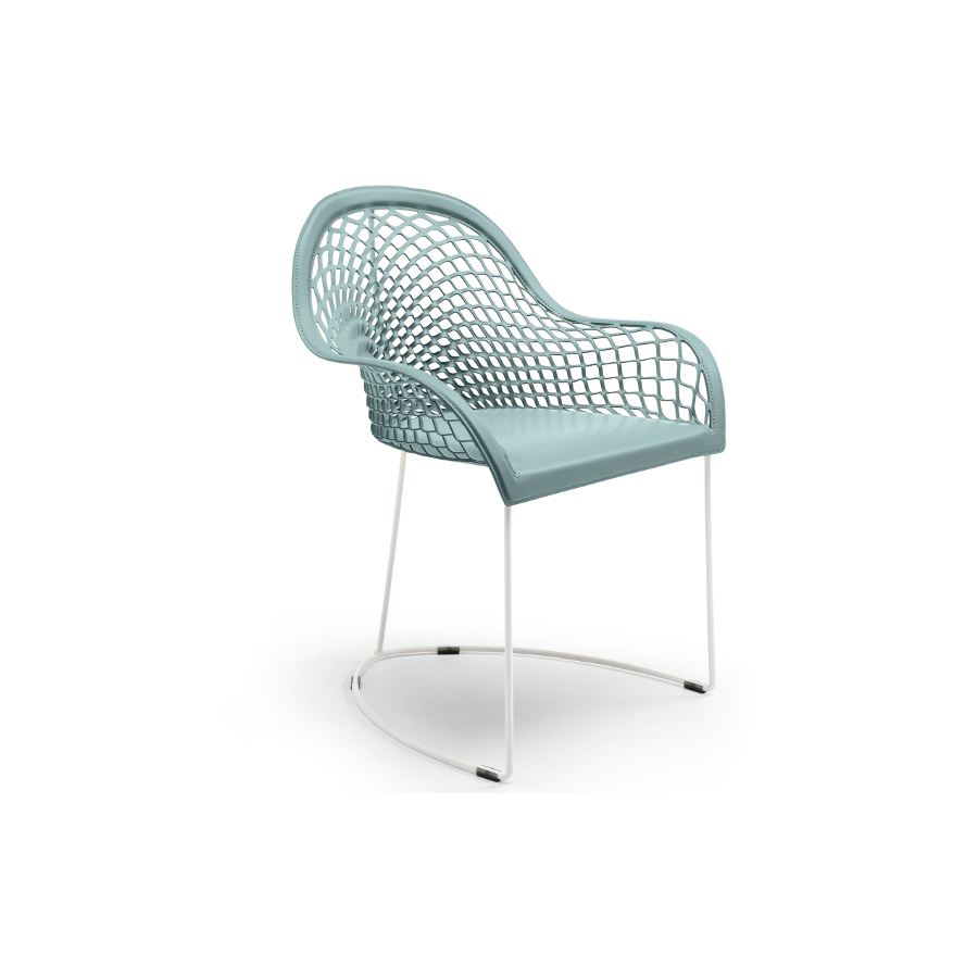 Silla Guapa P de la firma Midj, con base de metal blanco y asiento y respaldo en cuero efecto malla color azul clarito