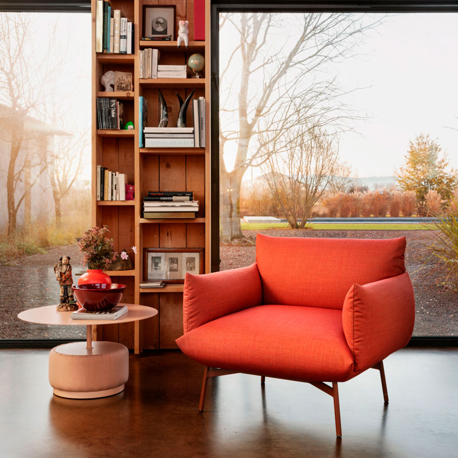 Ambiente de lectura con sillón Area en color naranja