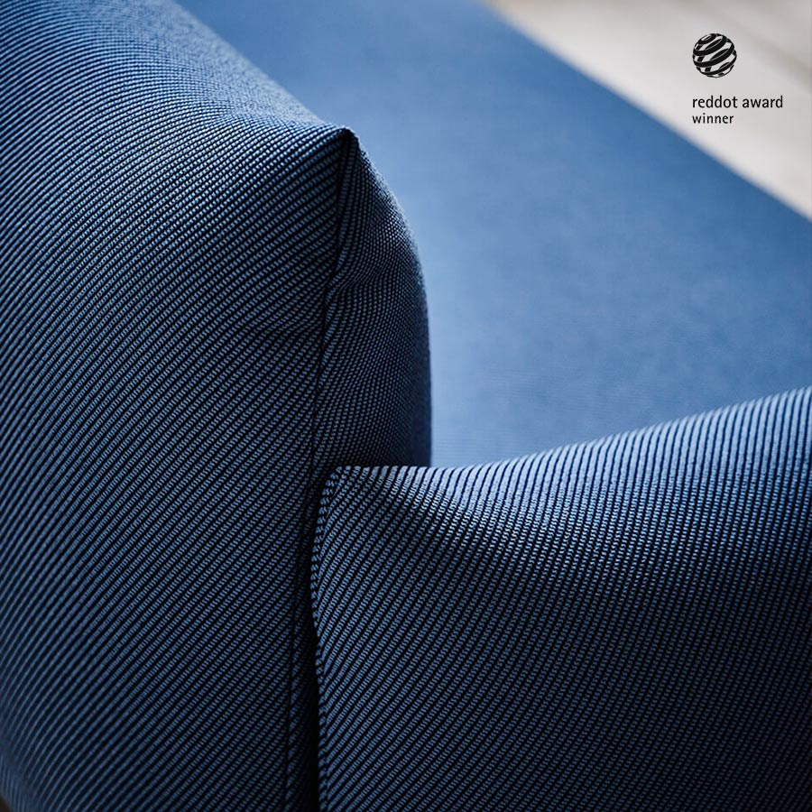 Detalle del tejido del sillón Area con logo Red Dot Award Winner