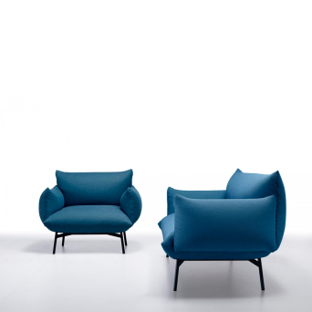 Sillón Area de Midj con pata metal negra y tapizado en tela gris clarito 2