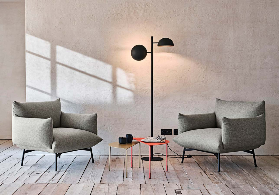 Ambiente con dos sillones Area en color gris claro