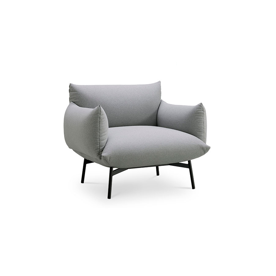 Sillón Area de Midj con pata metal negra y tapizado en tela gris clarito