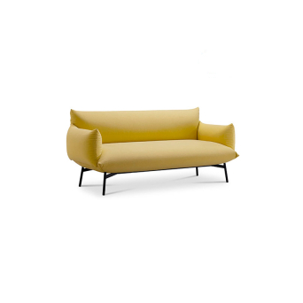 Sofá Area de la firma Midj con base de metal negro y tapizado en tela color amarillo