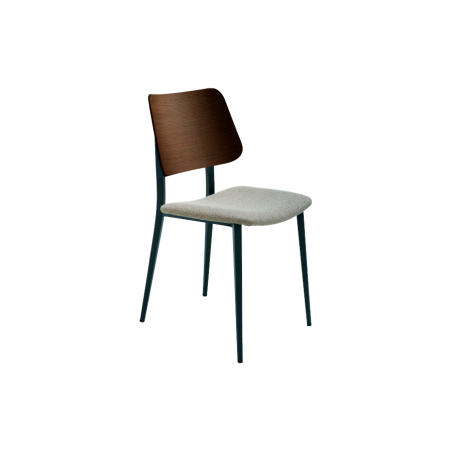 Silla Joe de la firma Midj con estructura metálica, asiento tapizado en gris claro y respaldo en madera de fresno