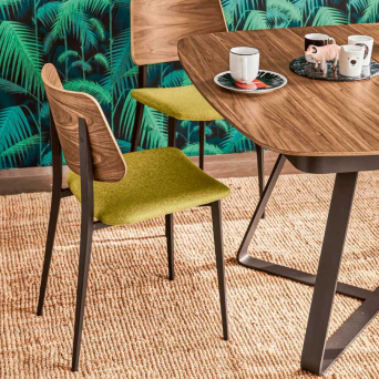 Silla Joe de la firma Midj con estructura metálica, asiento tapizado en gris claro y respaldo en madera de fresno 2