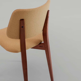 Silla Joe S L TS con estructura de madera y asiento y respaldo tapizado en tela beige 2