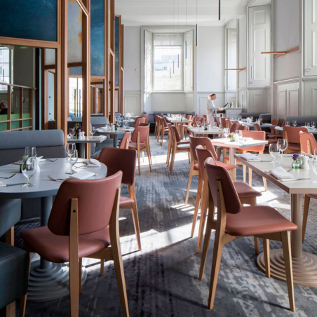Ambiente de restaurante con sillas Joe S L TS tapizadas en cuero