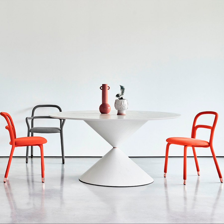 Mesa Clessidra redonda en madera color blanco con sillas Pippi en rojo