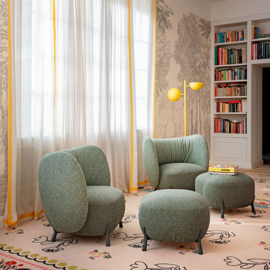 Ambiente de sala de estar con butacas y puffs Mys de Midj en color verde con patas negras