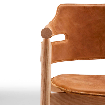 Silla Suite de Midj con estructura en madera de fresno y asiento en cuero toscano 2