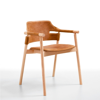 Silla Suite de Midj con estructura en madera de fresno y asiento en cuero toscano