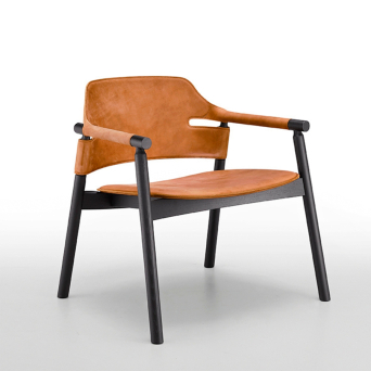 Silla Suite AP L CU con estructura en madera de fresno color negro y tapizada en cuero toscano