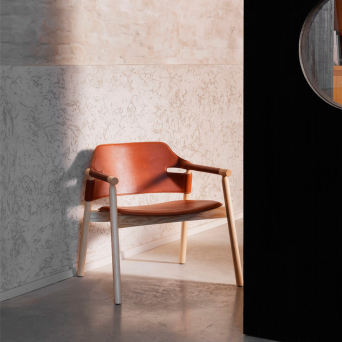 Silla Suite AP L CU con estructura en madera de fresno color negro y tapizada en cuero toscano 2