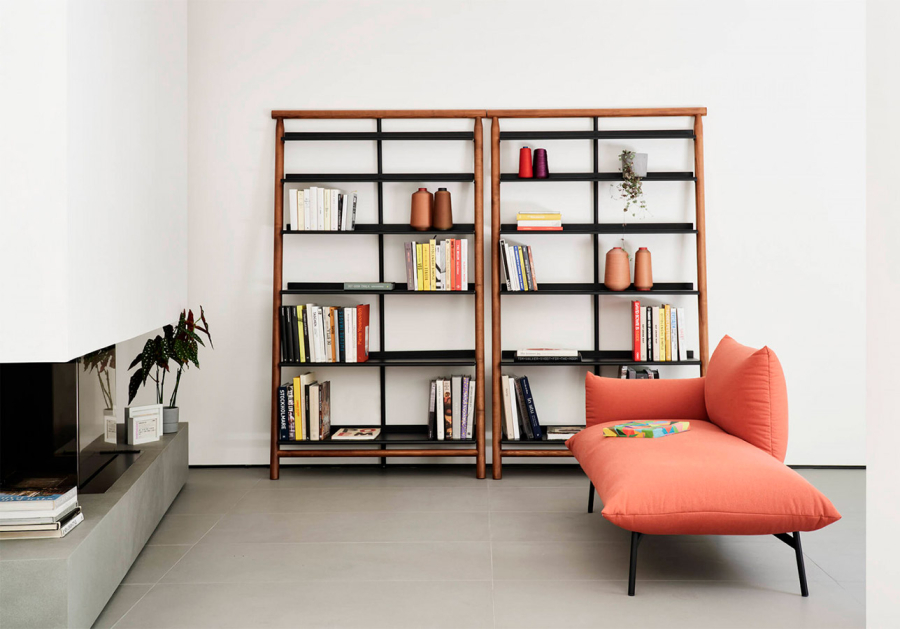 Ambiente de salón con dos estanterías Suite de Midj con estructura de madera y baldas en color negro
