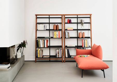 Ambiente de salón con dos estanterías Suite de Midj con estructura de madera y baldas en color negro