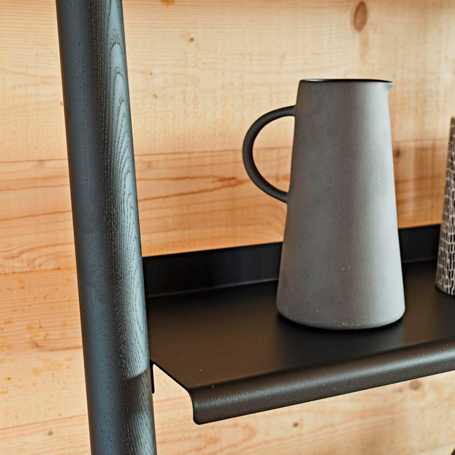 Detalle de la estantería Suite de Midj con estructura de madera y baldas en metal color negro