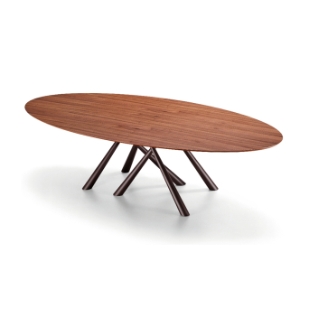 Mesa Forest oval de la firma Midj con estructura de metal y tapa en madera