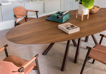 Mesa Forest oval de la firma Midj con estructura de metal y tapa en madera 2