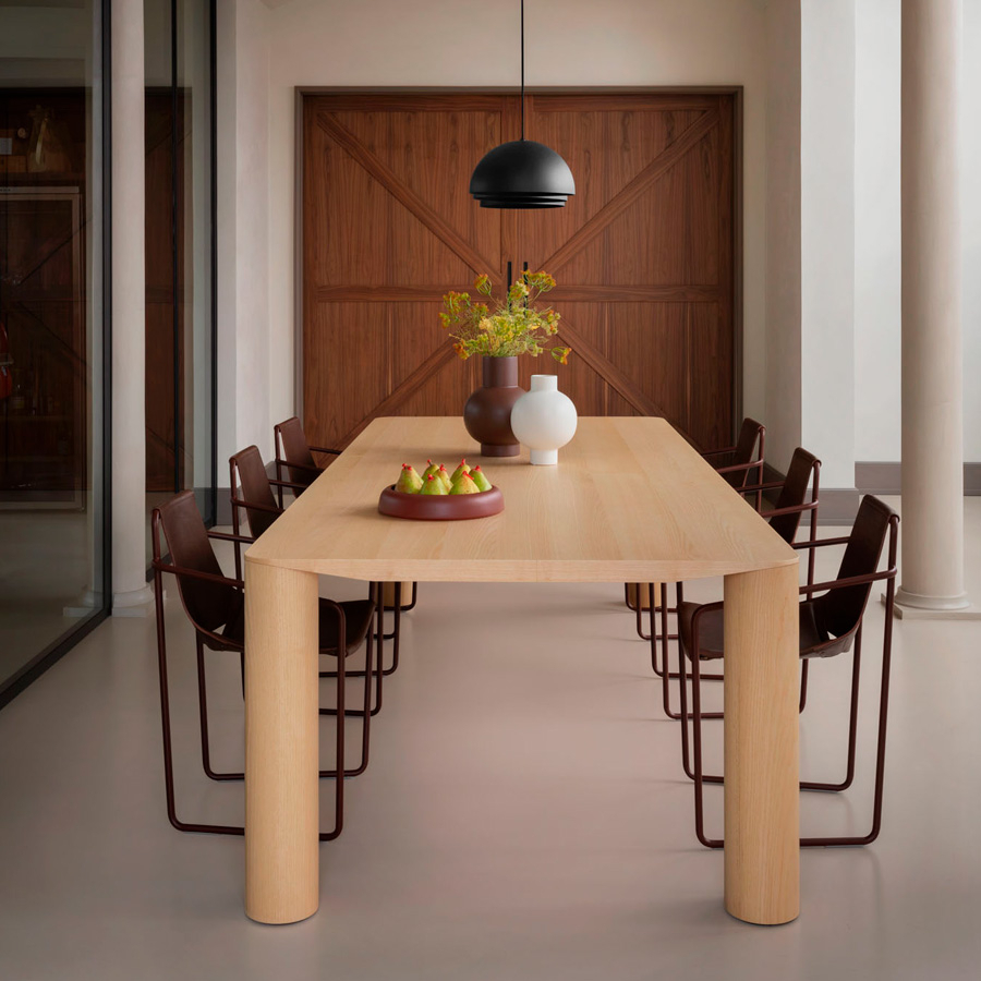 Ambiente con mesa Eggen y sillas Guapa de Midj